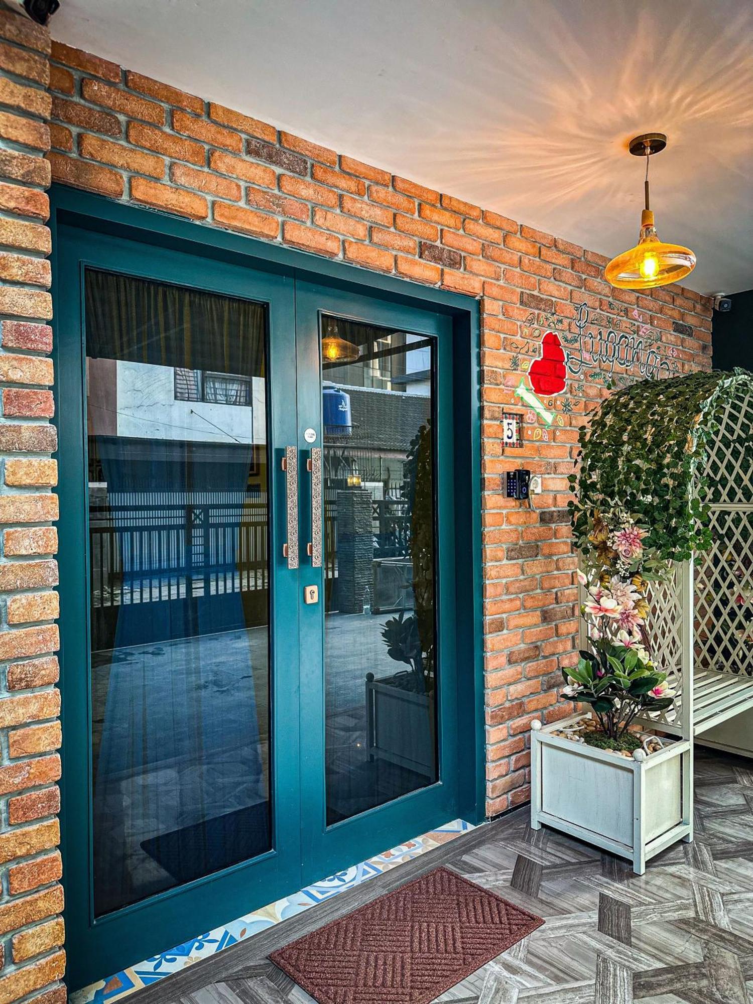 Lugano Arte Homestay Джакарта Экстерьер фото